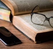 El cansancio visual, el dolor de cabeza y la visión borrosa son síntomas de esta afección. Pixabay