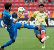 El colombiano Bryan Vera (derecha) disputa un balón con el jugador de la selección ucraniana Heorhii Tsitaishvili, durante su encuentro de cuartos de final del Mundial Sub20. EFE