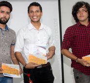 Brayan Alexis Martínez Villalba (segundo lugar), Innias Miguel Cadena González (primer lugar) y Jesús David Parra (tercer lugar). Alfredo Estévez/La Opinión