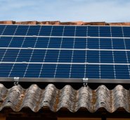 En el hogar habitan 30 adultos mayores y cinco personas encargadas de la atención. Para disminuir el consumo por energía y aprovechar ese dinero en otras necesidades del asilo, se habilitó un sistema de iluminación con paneles solares. Cortesía