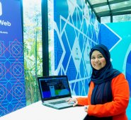 "La Generación M, los jóvenes musulmanes con fuertes creencias en la fe y habilidosos con la tecnología, buscan soluciones más prácticas sobre sus necesidades", según Hajjah Hasni Zarina, directora general de la compañía SalamWeb Technologies. EFE