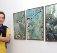 ‘Humedad’, tríptico inspirado en la vida microscópica, fue la obra ganadora en la categoría de pintura. Su creador, Jhorman Albeiro Tariba García, de 24 años, dijo que pintó sobre madera extraída de una puerta destruida por la humedad. César Obando/La Opinión