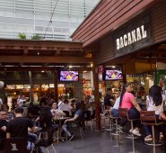 Hay quienes prefieren ir a una taberna a departir con amigos una cerveza. Alfredo Estévez / La Opinión