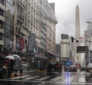 En Buenos Aires, a media mañana de este domingo lluvioso hay poco movimiento en las calles aunque algunos supermercados y otros comercios abrieron y trabajan con plantas eléctricas. AFP