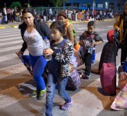 En marzo pasado, el Gobierno español concedió a 400 venezolanos los primeros permisos de residencia por razones humanitarias, una medida prevista en la ley y que puede otorgarse cuando no se concede el asilo a los solicitantes. AFP