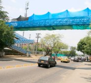 Desde hace varias semanas, los obreros encargados de la obra vienen paulatinamente quitando parte de la estructura del puente peatonal. Archivo