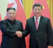 Kim Jong Un (izq) y Xi Jinping. Archivo AFP