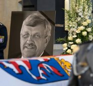 Una imagen de Walter Lübcke permanece junto al ataúd, cubierto por una bandera. AFP