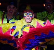 Los hinchas colombianos arriban al estadio con sus trajes característicos y la indumentaria completa para acompañar a 'La Tricolor'. AFP