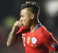 El chileno Eduardo Vargas celebra después de marcar un gol durante un torneo de fútbol de la Copa América, Grupo C entre Chile y Japón en el Cicero Pompeu de Toledo AFP