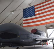 El dron Global Hawk "no ha violado el espacio aéreo iraní en ningún momento durante su misión", aseguró Guastella en una declaración a la prensa por teleconferencia desde la base aérea de Al Udeid, en Catar. AFP