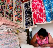 La artesana mexicana Glafira Candelaria, del grupo étnico Otomí, trabaja en uno de sus diseños en su taller en la aldea de San Nicolás, en Tenango de Doria, estado de Hidalgo, México. AFP