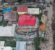 El edificio se vino abajo la madrugada del sábado en la localidad costera de Sihanoukville, en el sudoeste de Camboya. AFP