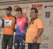 Valverde (centro), ganador el año pasado, revalidó la victoria final en la prueba antiguamente llamada Ruta del Sur, por delante de dos colombianos Sosa (izquierda) y Urán (derecha). Tomada de Twitter @RouteOccitanie