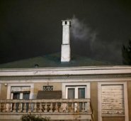 El 90% de la población utiliza estufas a leña sin sistemas anticontaminantes para protegerse de las crudas temperaturas del invierno austral. AFP