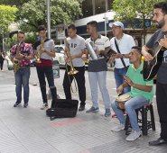 Este grupo de venezolanos se ha robado los aplausos de más de un cucuteño por su gran talento. Alfredo Estévez / La Opinión