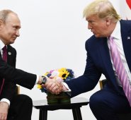 Putin y Trump posaban ante los periodistas antes de que se iniciase su reunión bilateral. AFP
