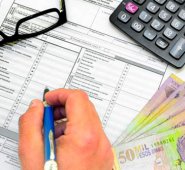 Los impuestos que se les cobran a los colombianos podrían ser muchos. Colprensa