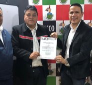 El candidato de Todos Por Cúcuta, Jorge Acevedo, recibió el aval de AICO, de manos de Martín Tenganá. Especial para La Opinión