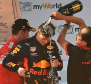 Verstappen es tercero en la clasificación general de pilotos, con 126 punto, por debajo de Lewis Hamilton (19) Valtteri Bottas (166).
AFP