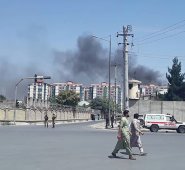 El humo se eleva desde el lugar de un ataque en Kabul, este lunes. AFP
