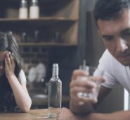 Estos daños a terceros pueden ser amenazas o acoso, propiedades arruinadas o vandalismo, agresiones físicas, daños relacionados con la conducción o problemas financieros o familiares. Freepik.es