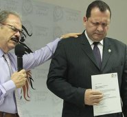 El partido cristiano Colombia Justa Libres, le hizo entrega del certificado que lo acredita como su candidato oficial. Cortesía