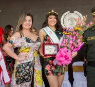 Señorita Cúcuta, Danna Méndez; la subsecretaria de Turismo del municipio de Cúcuta, María Teresa Gélvez; la Reina de la Policía, Maryi Celina Villamizar Caballero y el coronel Gerson Bedoya, comandante operativo (e) de la Policía. Alfredo Estévez/La Opinión