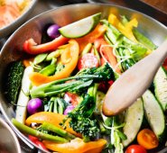 El cerebro utiliza la glucosa —un producto de la descomposición de los carbohidratos— como combustible primario. Freepik.es