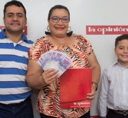 La acompañan recibiendo el millón de pesos Libardo Galvis y Joel David Galvis Suárez. Alfredo Estévez