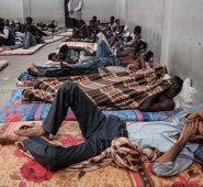 Inmigrantes ilegales durmiendo en un centro de detención en Zawiyah, a 45 kilómetros al oeste de la capital de Libia, Trípoli. AFP