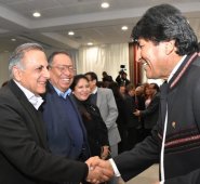 Evo Morales (izquierda) se reunió a propietarios de canales, radios y periódicos del país. Tomada de Twitter @evoespueblo
