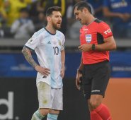 El árbitro ecuatoriano fue criticado por toda la selección Argentina que lo cuestionó por considerar que había favorecido a Brasil. AFP