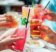 Para los autores, los resultados "confirman que las recomendaciones nutricionales para limitar el consumo de bebidas azucaradas, incluido el jugo de frutas 100%, así como medidas políticas" como las tasas y las restricciones comerciales, "son pertinentes". Pixabay