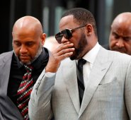 Robert Kelly, de 52 años, ha sido acusado durante las dos últimas décadas de distintos casos de conducta sexual inapropiada, especialmente hacia niñas menores de edad.
AFP