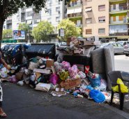 Cada verano, cuando multitudes de turistas invaden la capital italiana, la presencia de cúmulos de basura macerándose al calor desencadena oleadas de rabia e indignación. AFP