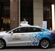 La inversión de Volkswagen valoriza a Argo AI en más de 7.000 millones de dólares y permitirá a Ford aprovechar tecnología de su competidor alemán para comercializar "al menos un" vehículo de alto volumen completamente eléctrico en Europa a partir de 2023. AFP