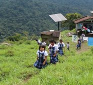 En las 13 sedes educativas se hizo la instalación de paneles solares, y además se diseñaron unas vallas con la identificación del colegio, mensajes y elementos propios de la cultura u’wa. Cortesía