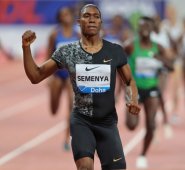 Para el estado civil, Semenya es una mujer. Pero para la IAAF, las mujeres como Caster Semenya, con atributos masculinos debidos a una cierta diferencia de desarrollo sexual (DSD) son "hombres biológicos", una noción muy criticada por la defensa de la estrella sudafricana. AFP