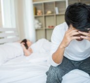 La atención de la disfunción eréctil es "fundamental" para controlar factores de riesgo que, "de no ser atendidos, pueden abocar al paciente a un problema cardiaco", según el urólogo Luis García Reboll. Freepik.es