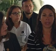 La abogada del caso y la madre del joven se refirieron a la situación que, aseguran, se viene presentando.  La Opinión
