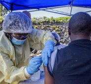 Un hombre recibe la vacuna contra el ébola en el Centro de Salud Afia Himbi, en Goma. AFP