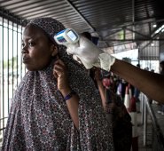A una mujer le miden su temperatura en una estación de detección de ébola cuando ingresa a la República Democrática del Congo desde Ruanda. AFP