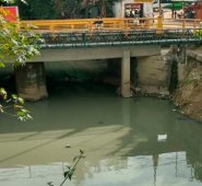 Bajo el puente el agua fétida semeja una piscina. Los olores nauseabundos tienen contaminado el sector y desesperados a niños, jóvenes, mujeres y ancianos. Cortesía