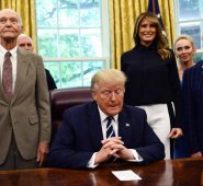 El presidente trump recibió ayer en el Despacho Oval de la Casa Blanca a los astronautas Buzz Aldrin y Michael Collins, y a los hijos de Neil Armstrong, los ocupantes del Apolo que hoy hace 50 años se posaron sobre la superficie de la Luna. AFP