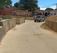 Así luce ahora la calle-canal alrededor de la cancha de fútbol de Barrio Nuevo. Antes era un lodazal. La Opinión
