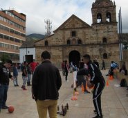 Las actividades deportivas se cumplen en el parque Águeda Gallardo de Pamplona. Participan personas en condición de discapacidad, padres, estudiantes y transeúntes curiosos. Roberto Ospino