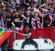 La procesión fue encabezada por Martin que ondeaba una bandera del orgullo gay. AFP