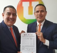 El representante a la Cámara por la U, Wilmer Carrillo, le entregó ayer el coaval de esa colectividad al candidato Jorge Acevedo. Cortesía