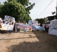 La comunidad de Buena Esperanza salió ayer a las calles a protestar para que la alcaldía ofrezca una solución definitiva a la ausencia de agua potable en los hogares. Juan Pablo Cohen